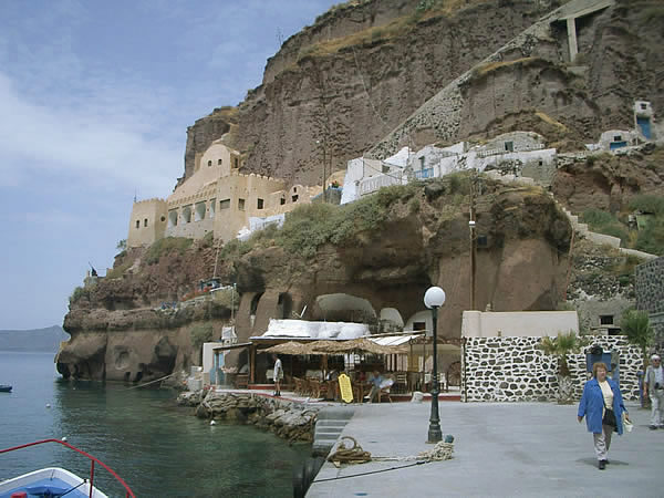 santorini-casa-nella-roccia-1.jpg